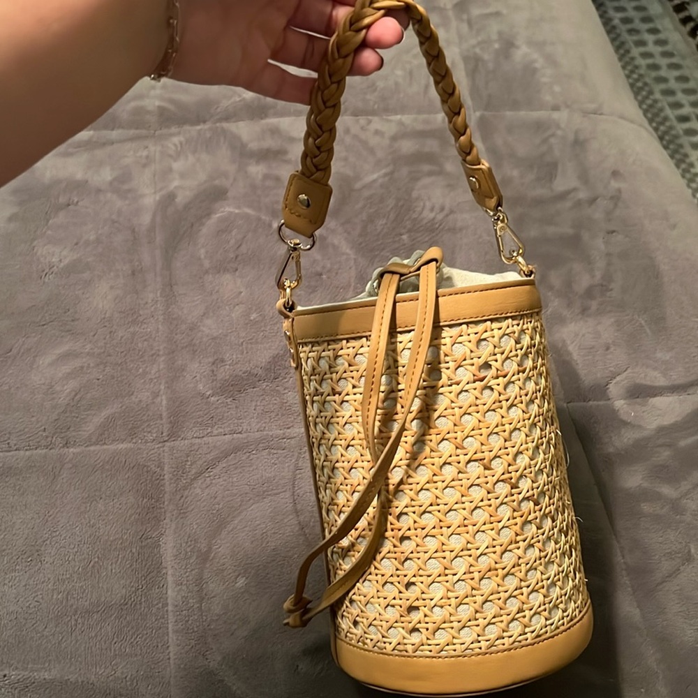 NWOT Tommy bahama convertible strap bucket bag in basket weave and canvas